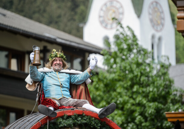     König Gambrinus (Schutzpatron der Bierbrauer) sitzt auf einem Bierfass im Rahmen des großen Festumzugs des Gauder Fests / Zell am Ziller